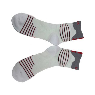 Calcetinas de beleza secas rápidas e respiráveis para homens Logotipo personalizado Calcetinas de aderência esportiva de estilo regular