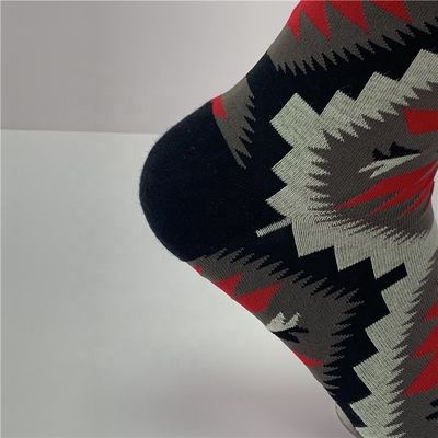 70% de algodão penteado 28% de nylon 2% de spandex personalidade de meias personalizadas para homens de preto