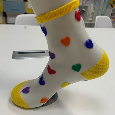 Tamanho europeu 36-39 Versão personalizada Padrão de coração feminino Veja através de meias de tornozelo