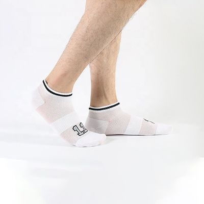 Logotipo personalizado meias de tornozelo atlético masculino sem deslizamento em algodão fino branco preto para o verão