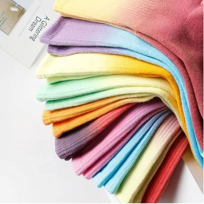 Inventário de meias aconchegantes gigantes de gradiente roxo-púrpura para mulheres em dias de verão