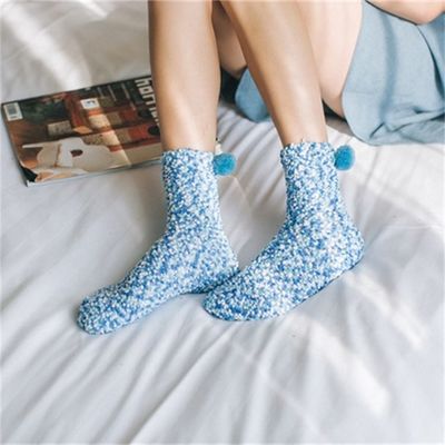 Calcetines de bolo de Copa de Velocidade de Coral de Inverno com Design de Bola de Acessório Criativo e Padrão DOT