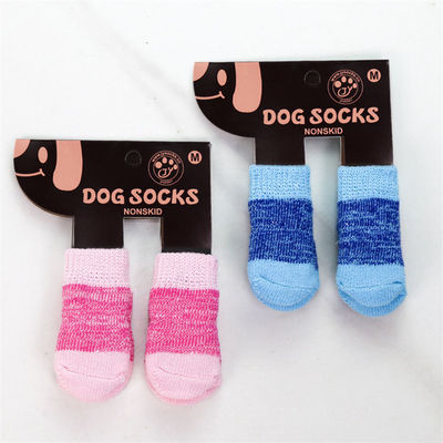 Mantenha-se na moda e confortável com estas meias rosa/azul para cães que devem ser usadas no Inverno