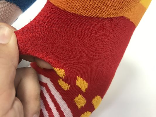 Calcetinas desportivas masculinas confortáveis de algodão com impressão multicolorida e outros métodos de impressão