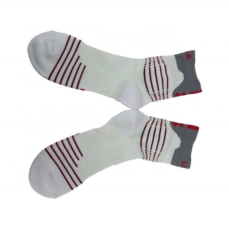 Calcetinas de beleza secas rápidas e respiráveis para homens Logotipo personalizado Calcetinas de aderência esportiva de estilo regular