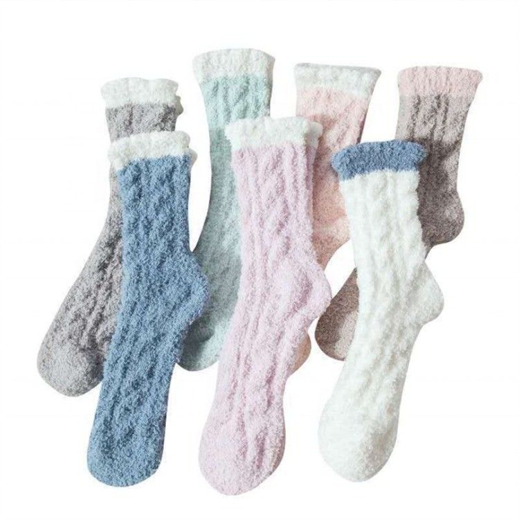 Calcetinas aquecidas e confortáveis para mulheres Antiderrapante Interiores de Inverno Calcetinas fuzzy com lã de coral espessa