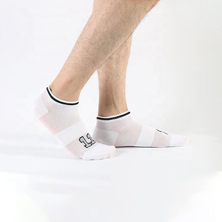 Logotipo personalizado meias de tornozelo atlético masculino sem deslizamento em algodão fino branco preto para o verão